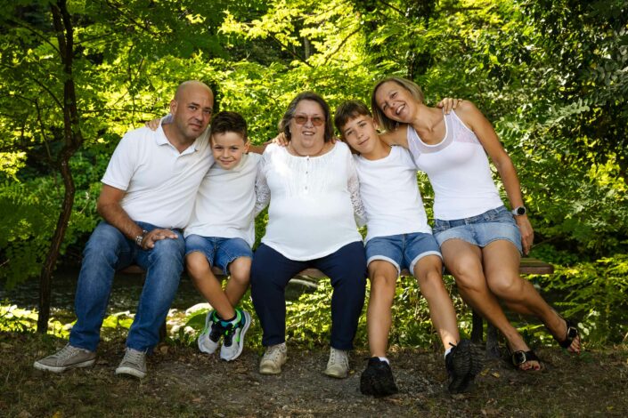 Photographe de portrait de famille - Haute-Savoie - Annecy - Minzier - Genève - photos en extérieur Minzier - Frangy - Val des usses - Viry - Valleiry - en studio photo à Minzier Haute-Savoie