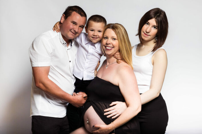 Photographe maternité grossesse - photos futures mamans et futurs parents - Haute-Savoie - Annecy - Minzier - Genève - photos en studio à Minzier près de Frangy - Val des usses - Viry - Valleiry - Lac Léman - Thonon les bains - Evian les bains - Photographe de Haute-Savoie, Annecy