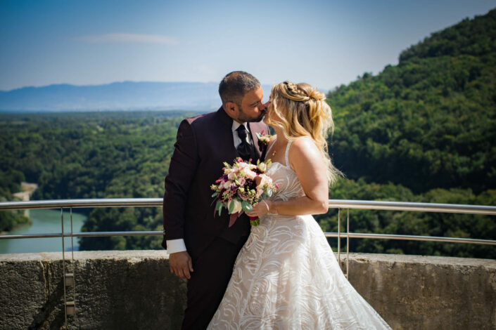 Photographe de mariage - Haute-Savoie - Annecy - Minzier - Genève - photos en extérieur Minzier - Frangy - Val des usses - Viry - Valleiry - photos de couple mariés - à Fort l'écluse